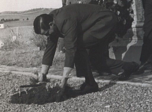 South Dakota Governor Richard Kneip laying a wreath on December 29, 1971, in observance of the anniversary of the massacre at Wounded Knee.